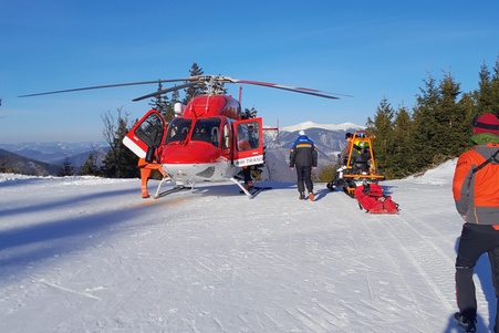 Žilinský vrtuľník pomáhal turistke aj snowboardistovi