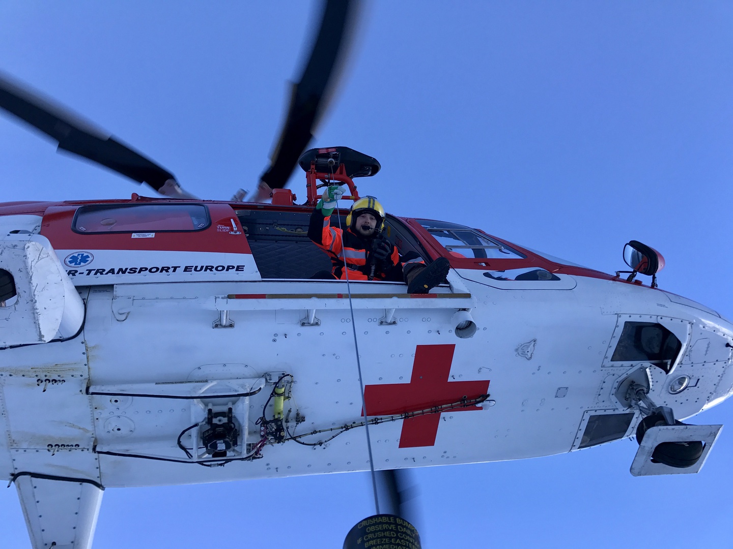 Vrtuľník letel na pomoc zranenému skialpinistovi a snowboardistke do Vysokých Tatier
