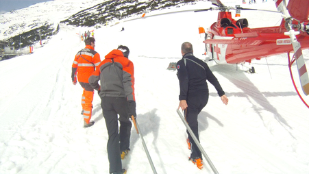 Zranenému lyžiarovi na Chopku pomáhal aj vrtuľnk