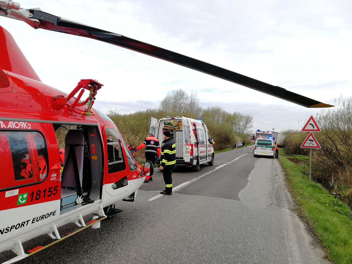 Pri dopravnej nehode na Záhorí pomáhal aj vrtuľník
