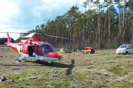 17-ročného chlapca privalil traktor