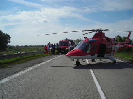 Auto zišlo z cesty do potoka, leteckí záchranári previezli 15-ročnú pacientku do DFN v Bratislave