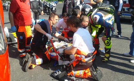 K zranenému motorkárovi letel na pomoc vrtuľník