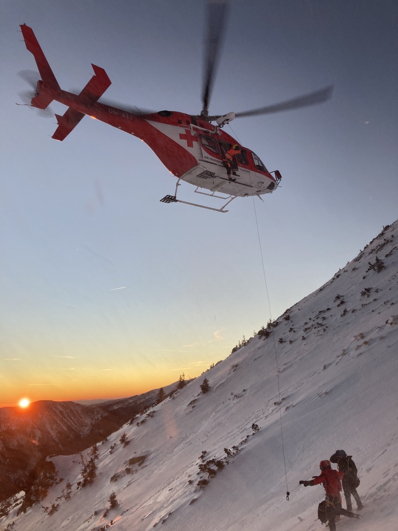 Záchranári previezli do nemocníc piatich lyžiarov s úrazmi dolných končatín a jednu vodičku z dopravnej nehody