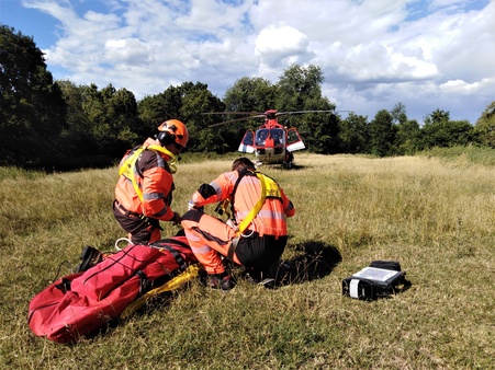 Zranenému paraglajdistovi letel na pomoc vrtuľník