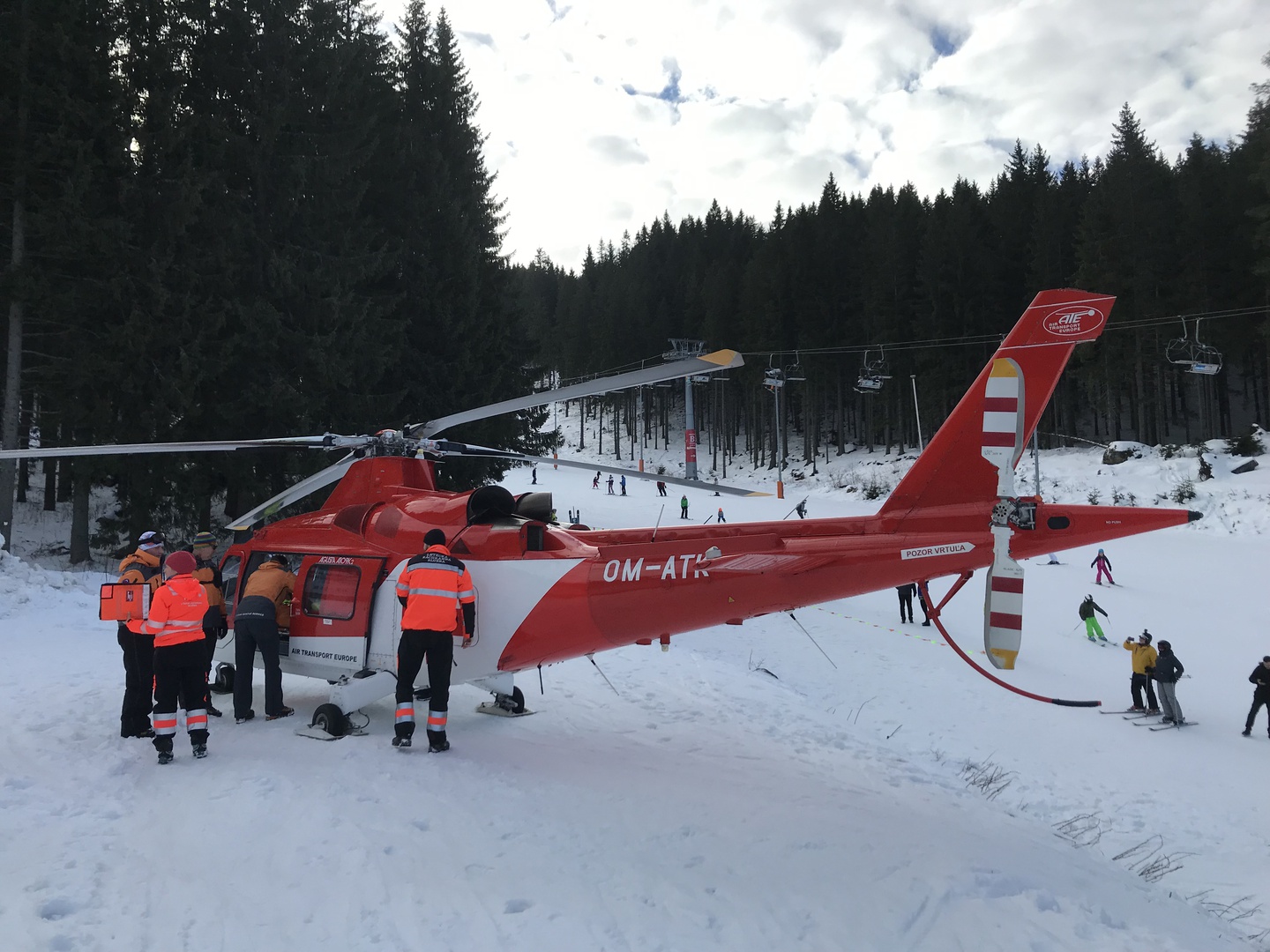Zranenému lyžiarovi letel na pomoc vrtuľník