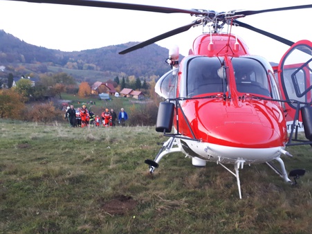 Mužovi po páde do studne pomáhali aj leteckí záchranári