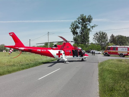 K zrážke dvoch osobných áut letel aj záchranársky vrtuľník