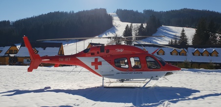 Dvom zraneným lyžiarom pomáhal záchranársky vrtuľník
