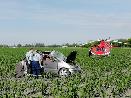 Pri Dunajskej Strede skončilo auto prevrátené v poli