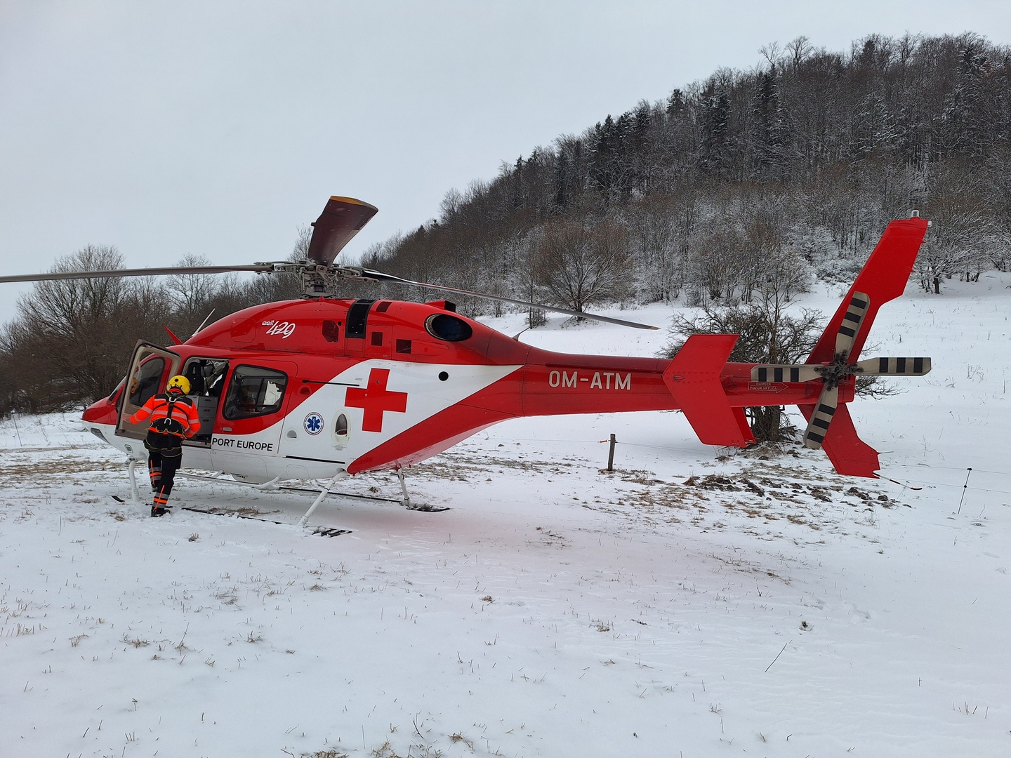Zranenému pilčíkovi do lesa nad obcou Horná Lehota letel na pomoc vrtuľník