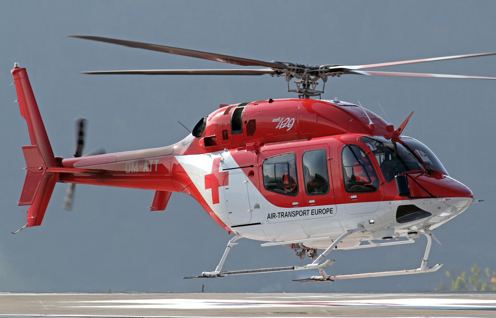 Zasypaným mužom v pivničných priestoroch letel na pomoc aj záchranársky vrtuľník