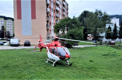 Spolujazdkyňu z motocykla odviezol do nemocnice záchranársky vrtuľník