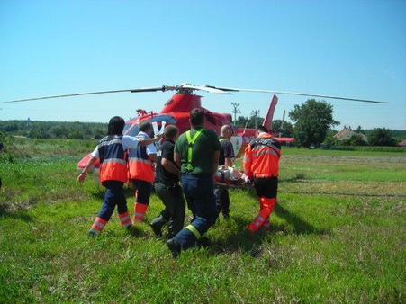 Muž sa nadýchal splodín pri horiacej tráve, vrtuľník ho previezol do nemocnice