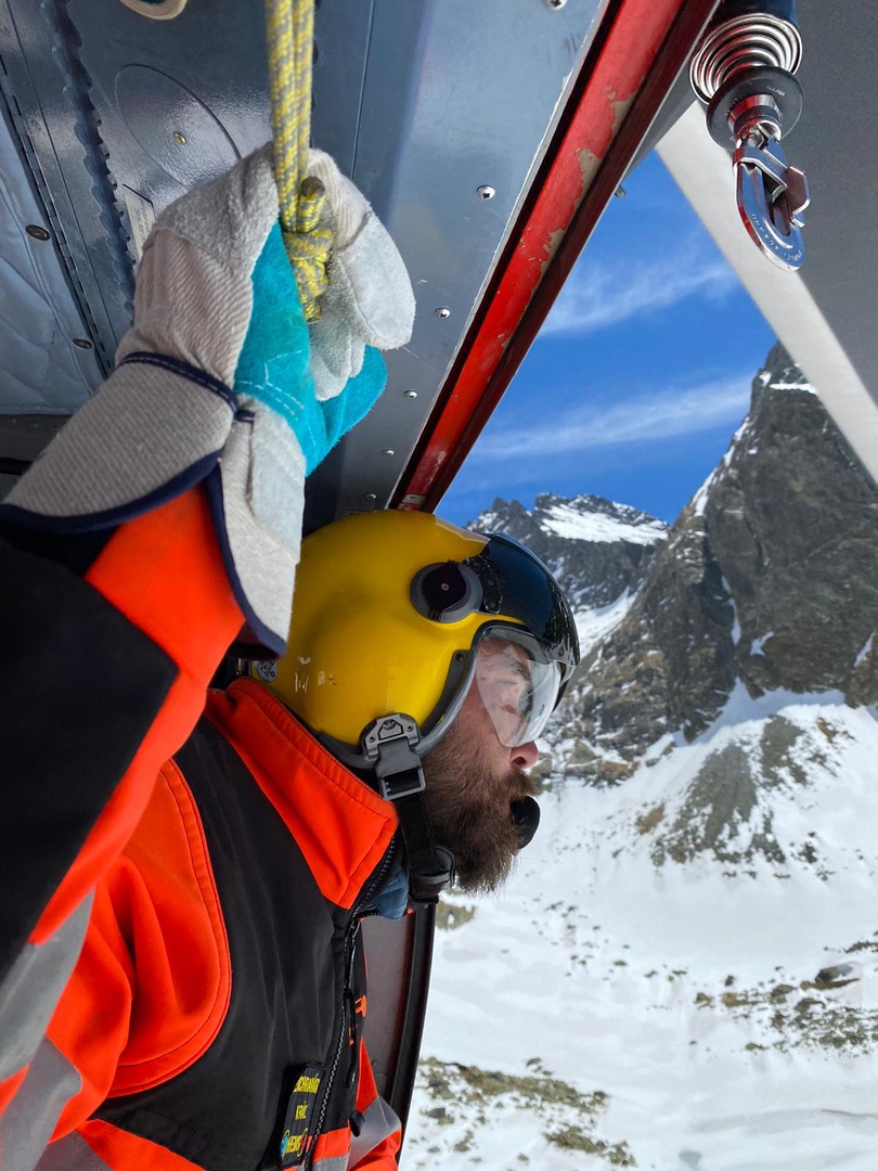 Tragický pád lyžiara a záchrana francúzskeho turistu