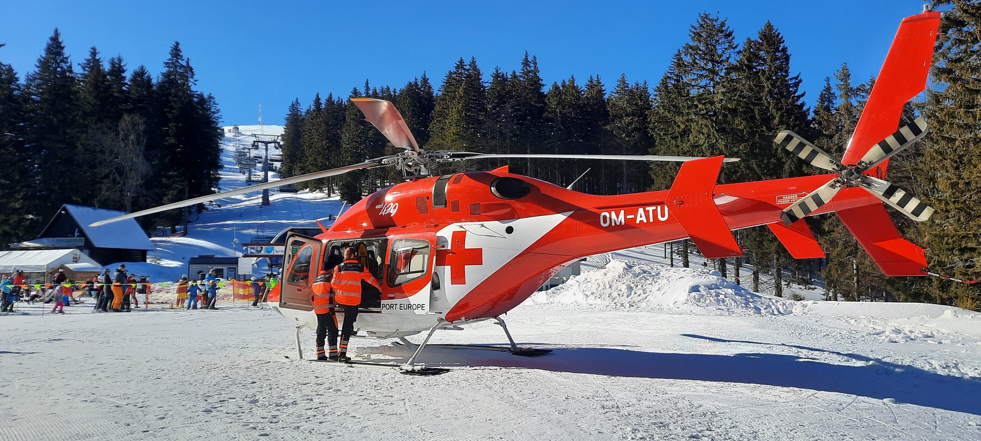 Dvom lyžiarom a jednej turistke letel na pomoc záchranársky vrtuľník