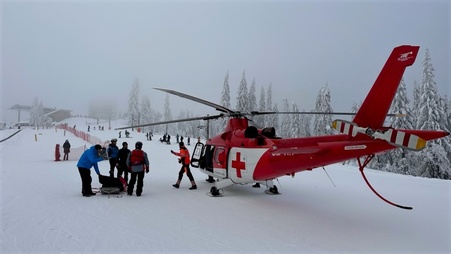 K dvom zranený lyžiarom boli vyslané na pomoc záchranárske vrtuľníky