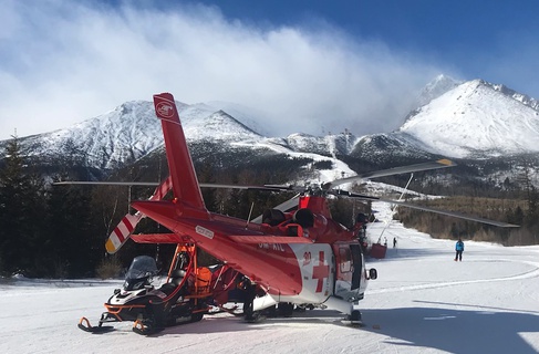 Dva záchranárske vrtuľníka pomáhali zraneným v teréne