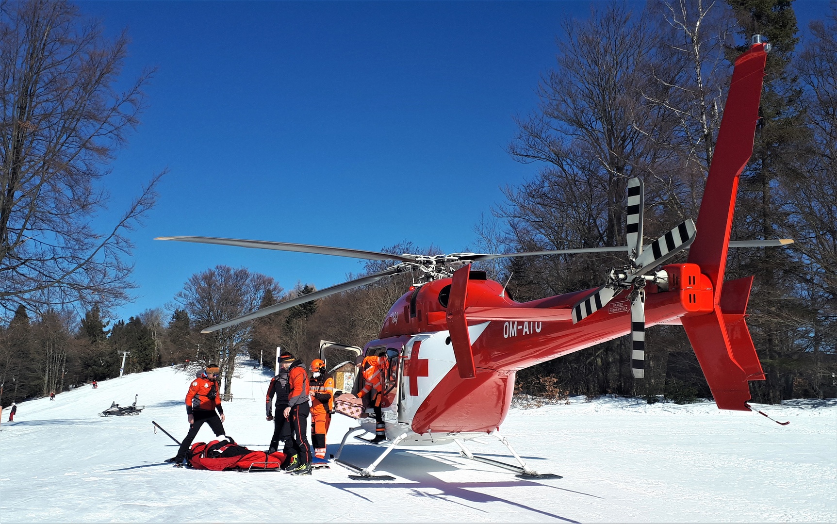 Dvom lyžiarom pomáhali aj leteckí záchranári