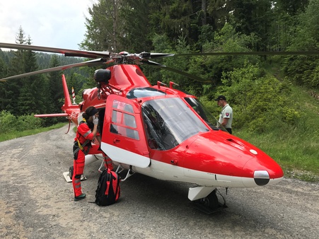 Pre zraneného cyklistu do Vychylovky letel záchranársky vrtuľník