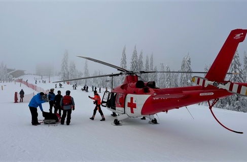 K dvom zranený lyžiarom boli vyslané na pomoc záchranárske vrtuľníky