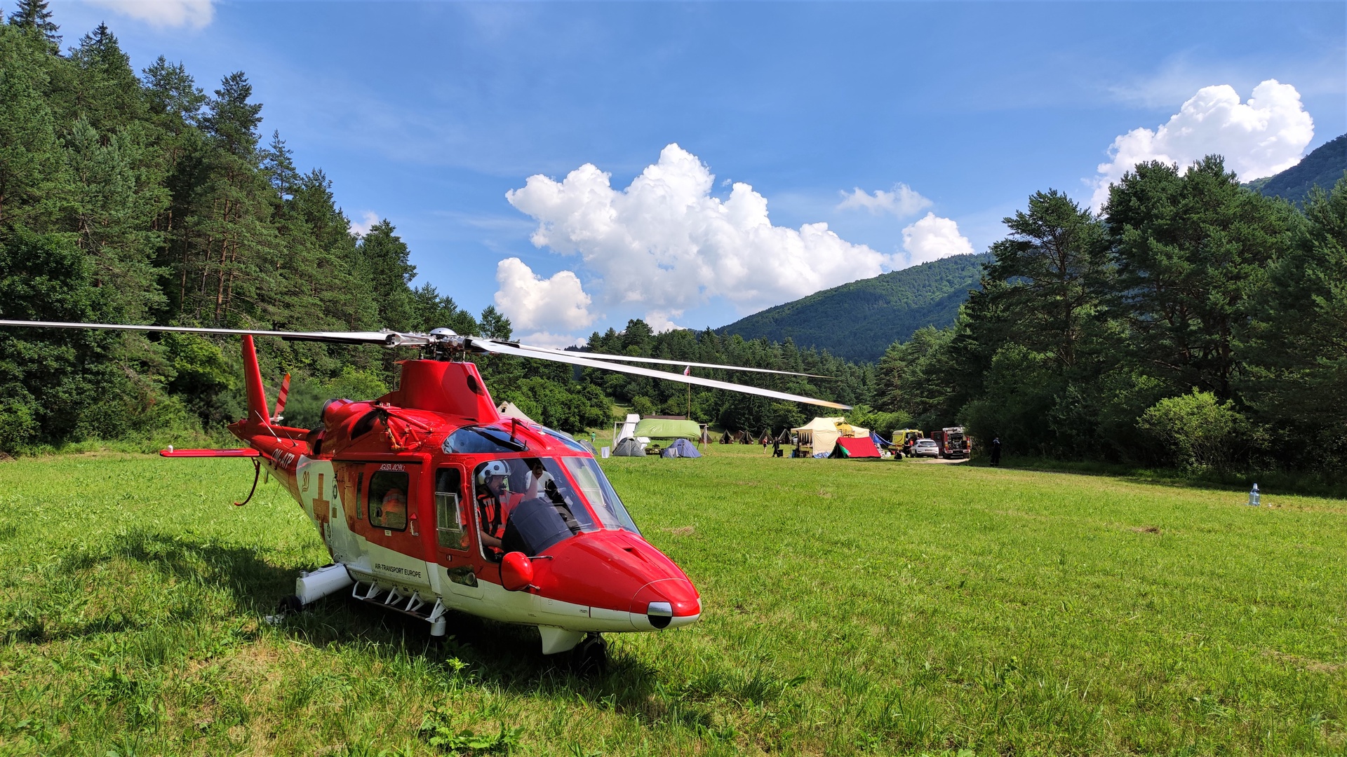 Dva záchranárske vrtuľníky pomáhali pri popáleninách dvoch osôb