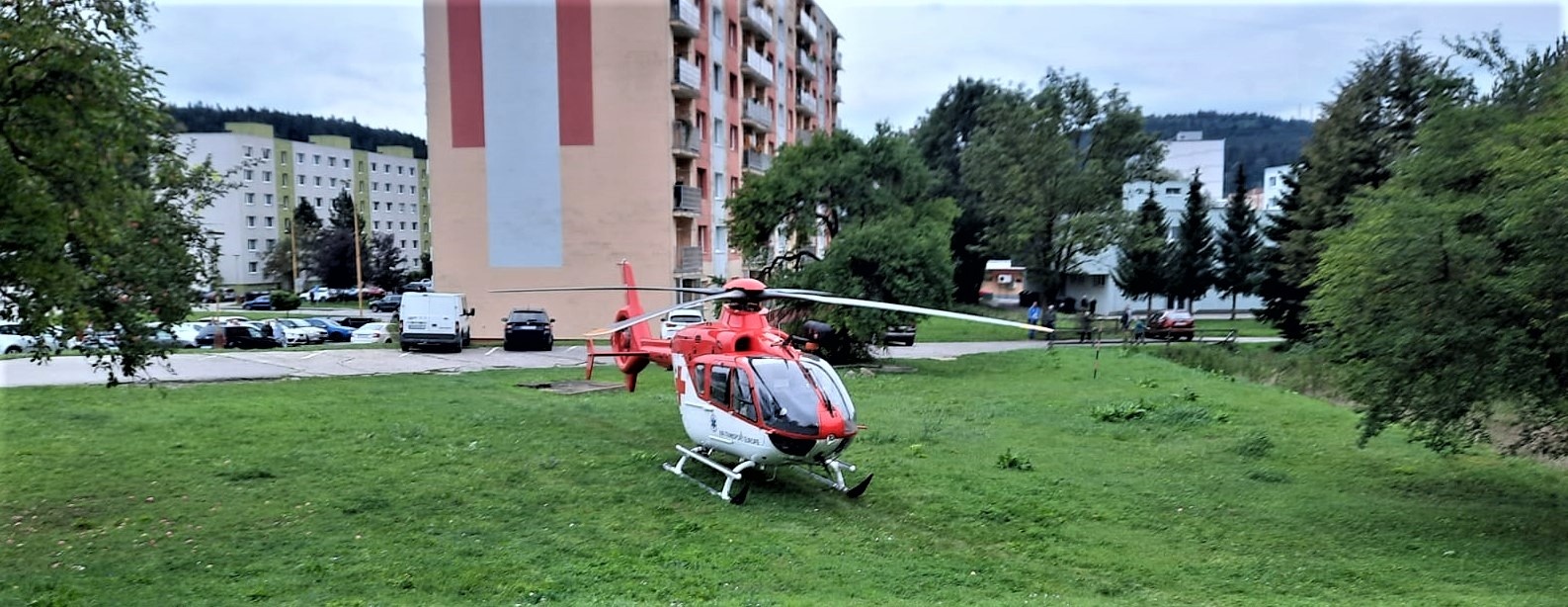 Spolujazdkyňu z motocykla odviezol do nemocnice záchranársky vrtuľník
