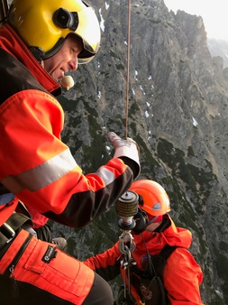 Pre dve uviaznuté poľské horolezkyne vo Vysokých Tatrách letel záchranársky vrtuľník  