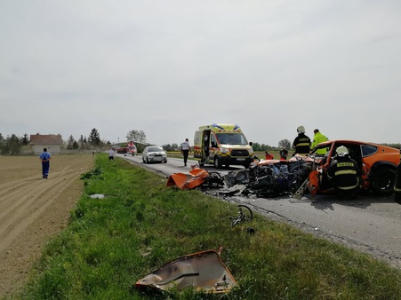 Vodič osobného auta neprežil zrážku s dodávkou