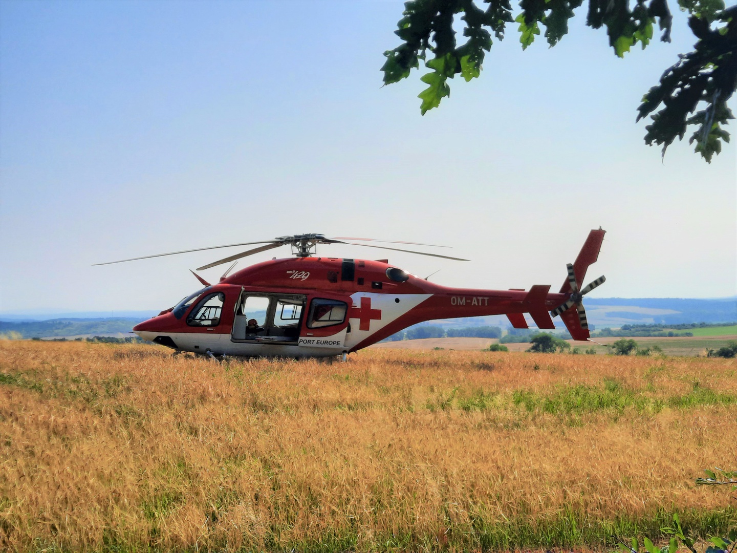 V lesnom teréne obce Sútor dnes pristával záchranársky vrtuľník
