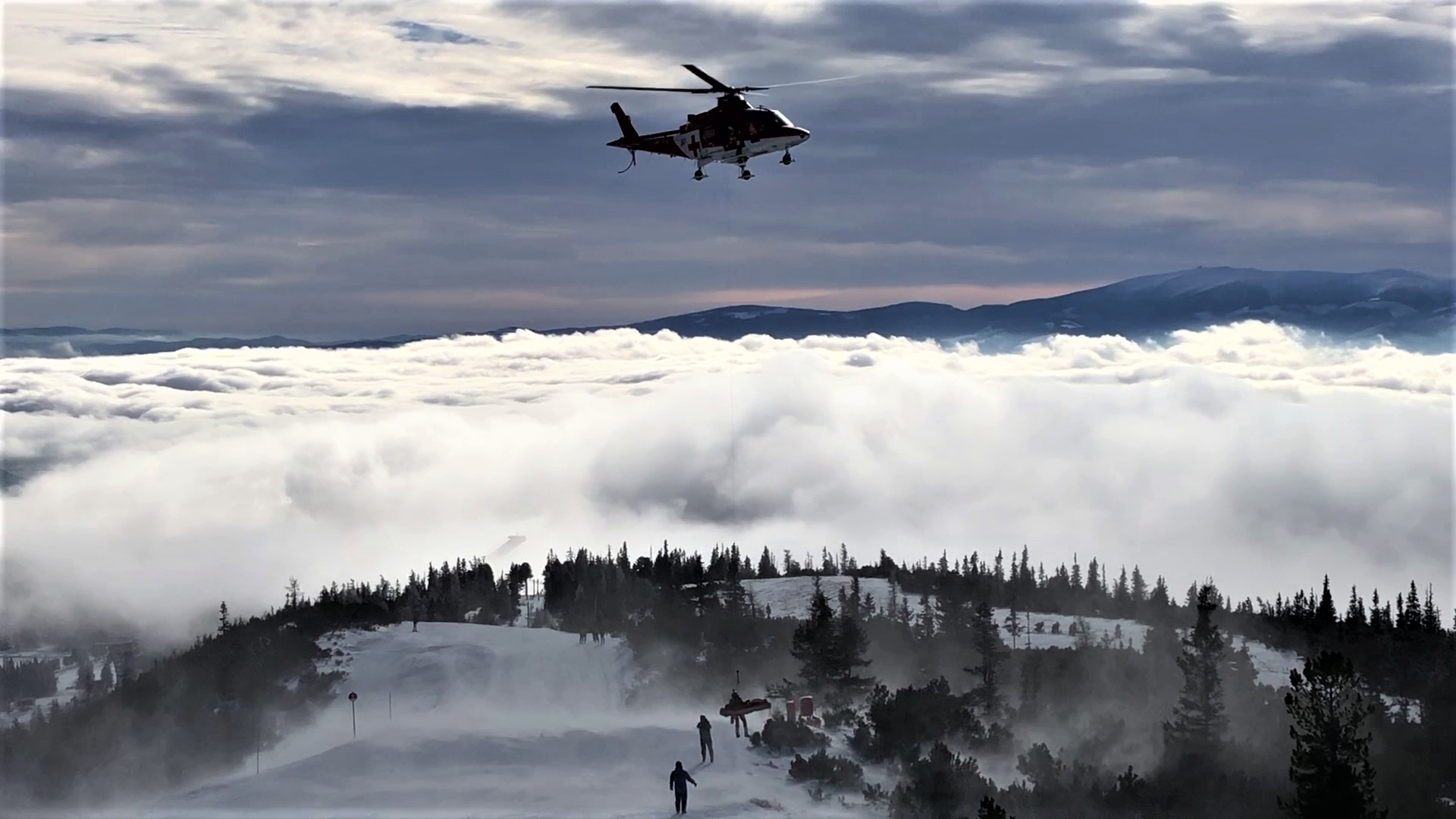 Lyžiarovi aj lezkyni letel na pomoc záchranársky vrtuľník