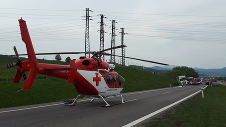 Pri hromadnej dopravnej nehode zasahoval aj záchranársky vrtuľník