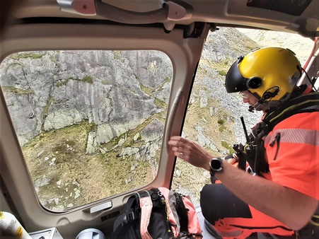 Dva vrtuľníky pomáhali turistom vo Vysokých Tatrách