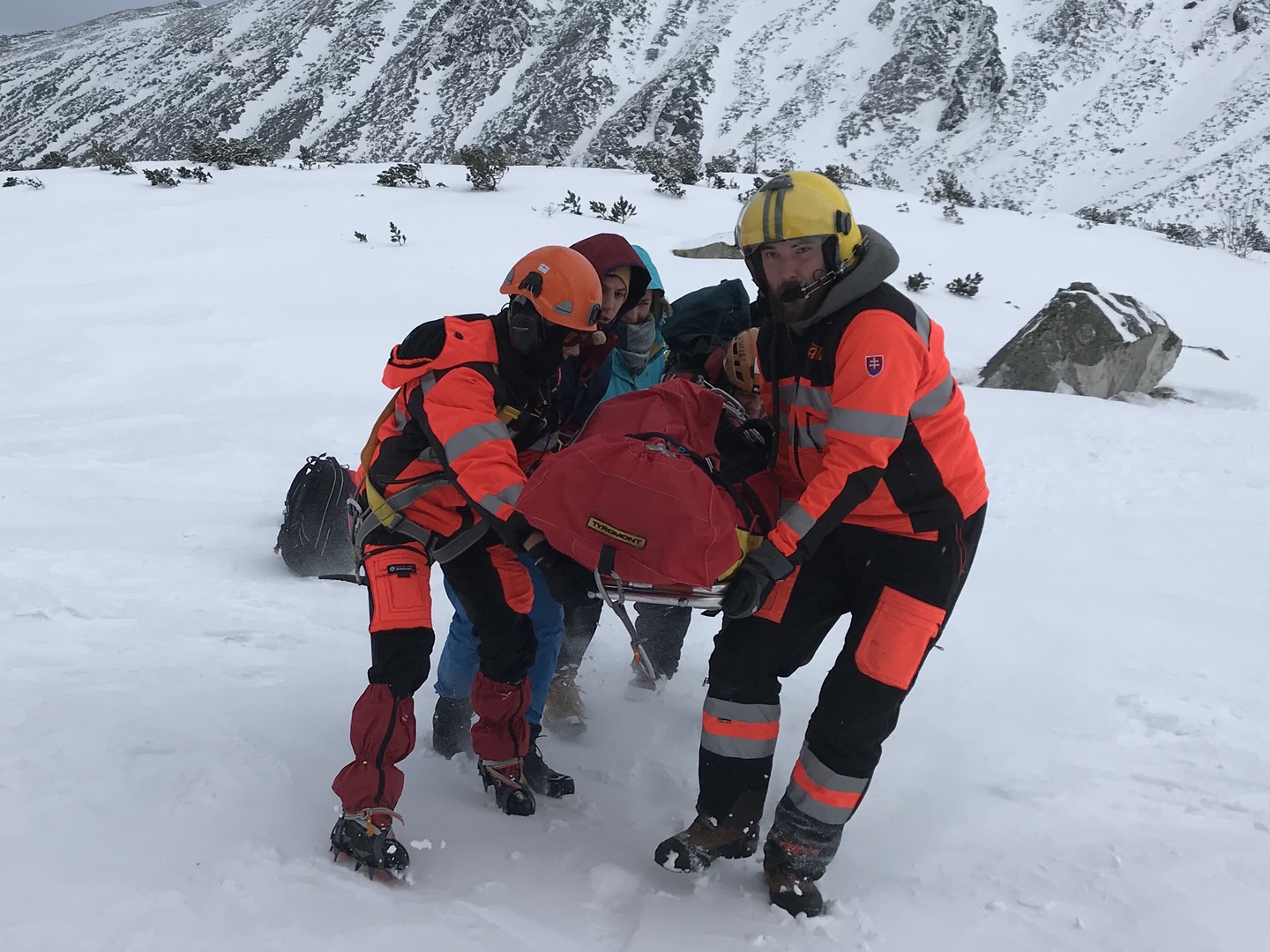 Pomoc leteckých záchranárov na poľskej strane Vysokých Tatier