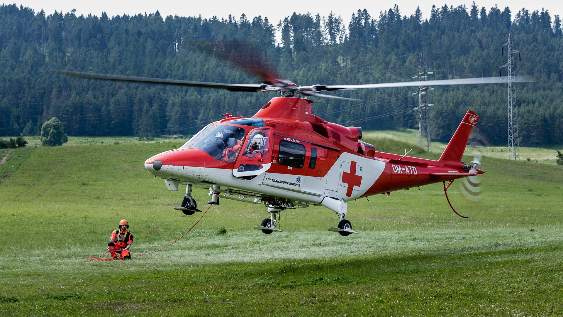 Vrtuľníky a lietadlá AIR – TRANSPORT EUROPE budú aj najbližších šesť rokov pomáhať pacientom na celom území Slovenska