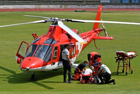 Leteckí záchranári pomáhali zranenému futbalistovi