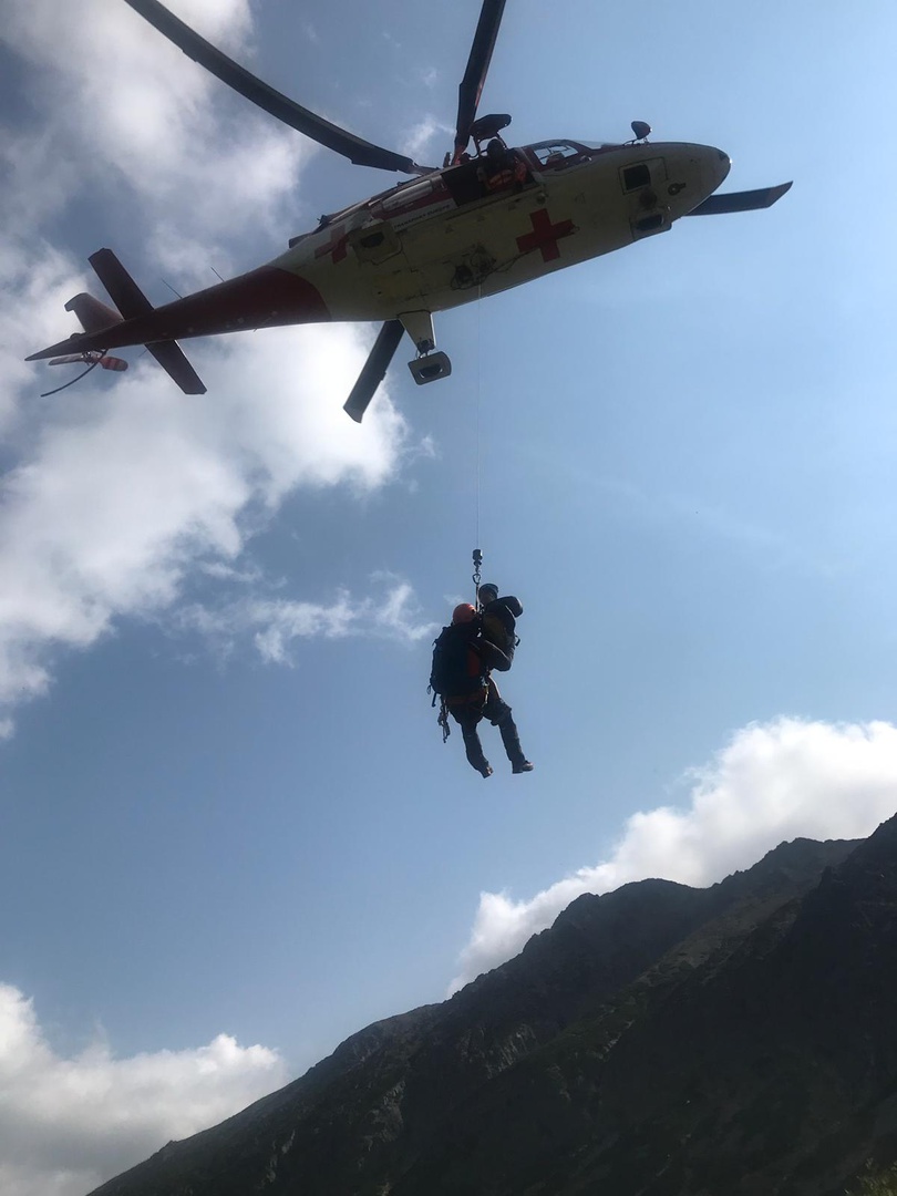 Dvom horolezcom už záchranársky vrtuľník nedokázal pomôcť
