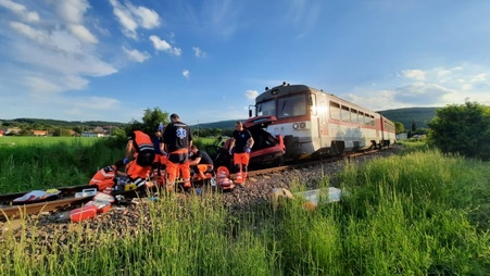 Zrážka osobného vozidla s vlakom pri Trenčianskom Jastrabí
