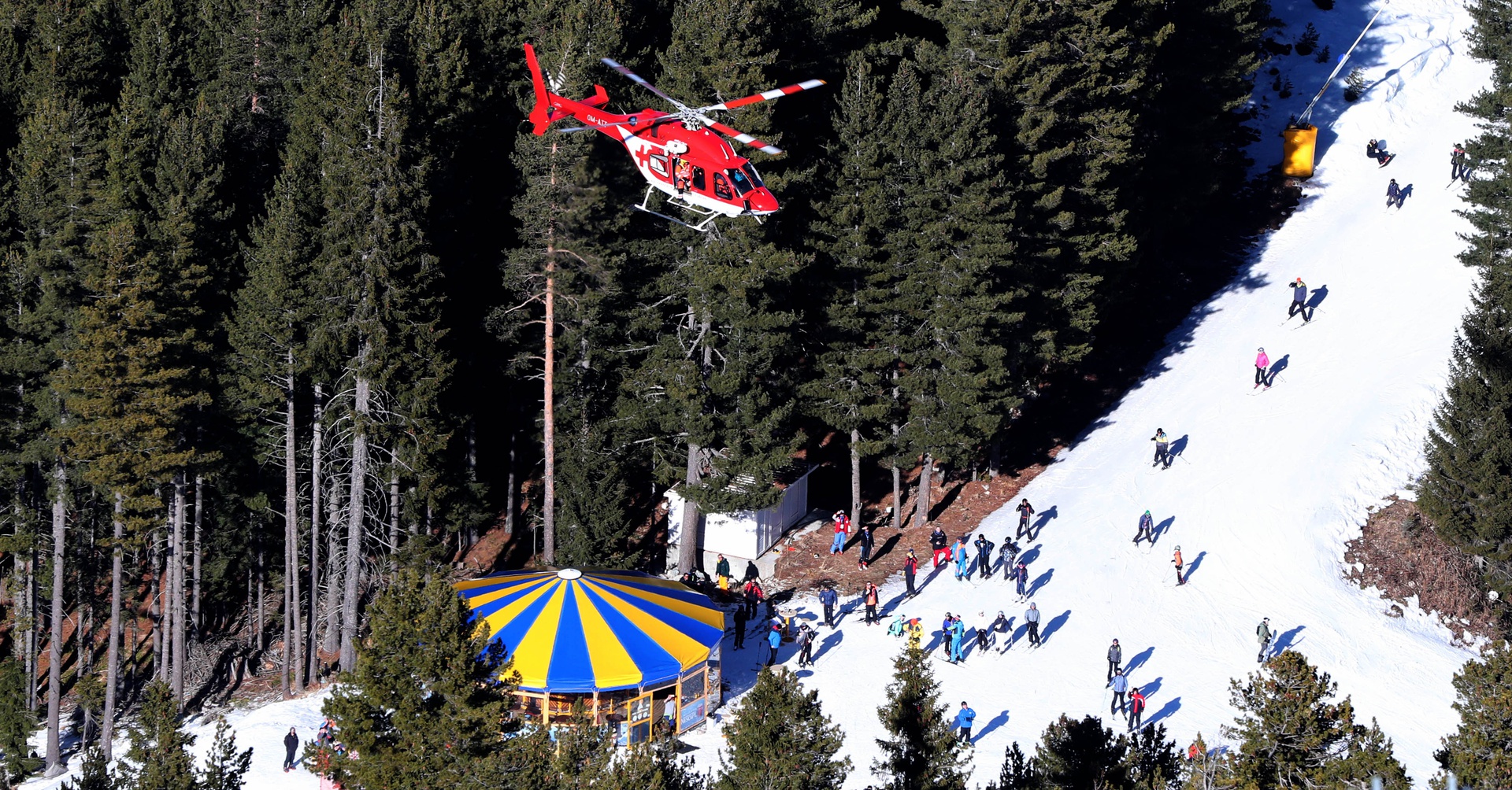Slovenskí leteckí záchranári aj tento rok asistujú na Svetovom pohári v alpskom lyžovaní žien v bulharskom Bansku